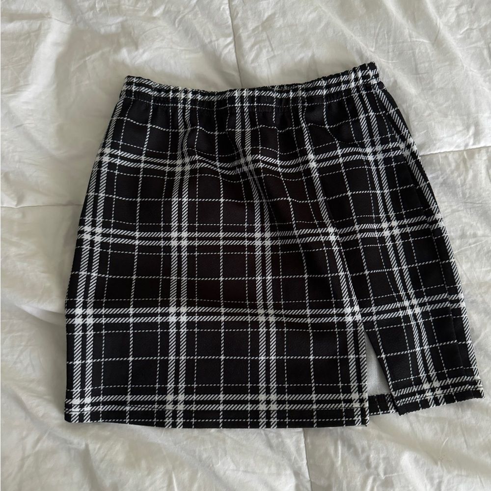 Girls elastic black and white plaid mini skirt size Youth 14 (fits like a XS)
